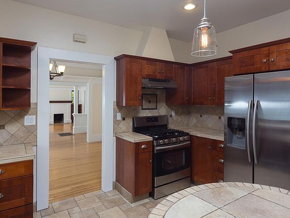 kitchen - fridge & stove