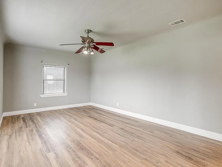 823 College St — Photo 5