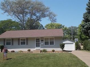 2500 Holly Dr, Bettendorf, IA 52722
