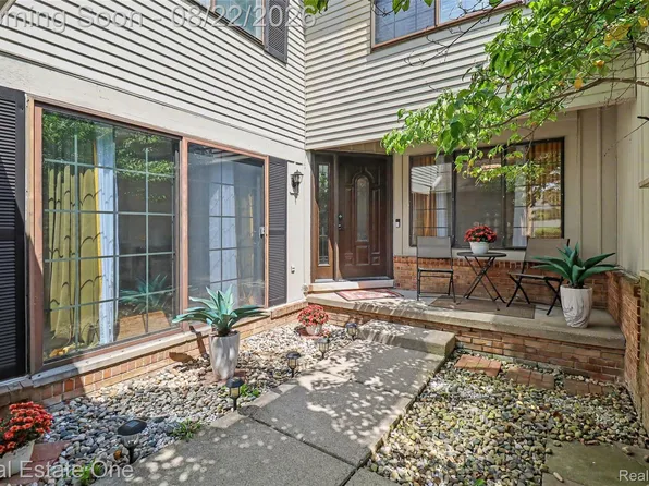 7315 W Bridge Way Rd, West Bloomfield, MI 48322