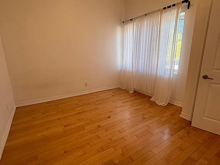 130 Wellington St N #201 — Photo 14