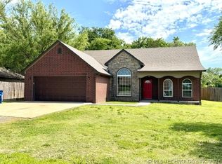 1502 NE 2nd St, Wagoner, OK 74467