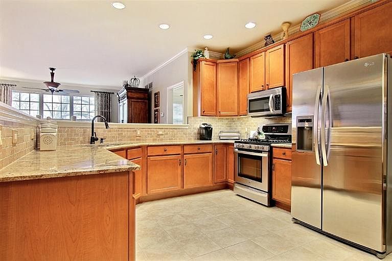 1st image of 9944 Oakwood Ct