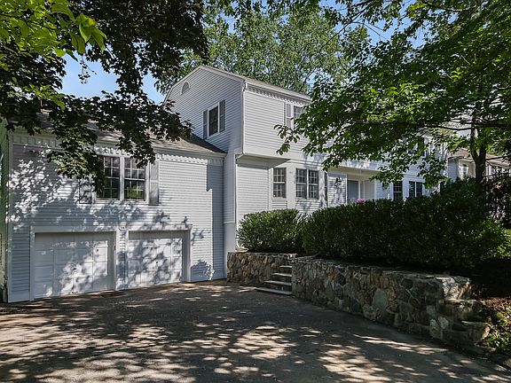 Another view of this pretty Colonial