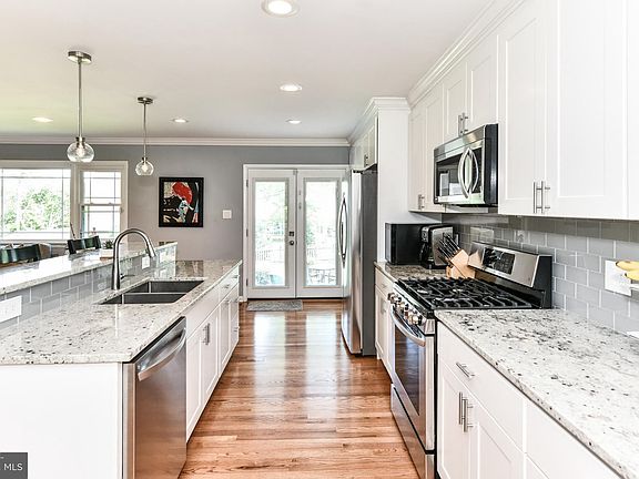 4th image of 605 John Marshall Dr NW