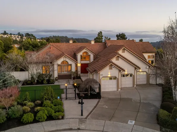 5121 Pinecrest Dr, Oakland, CA 94605