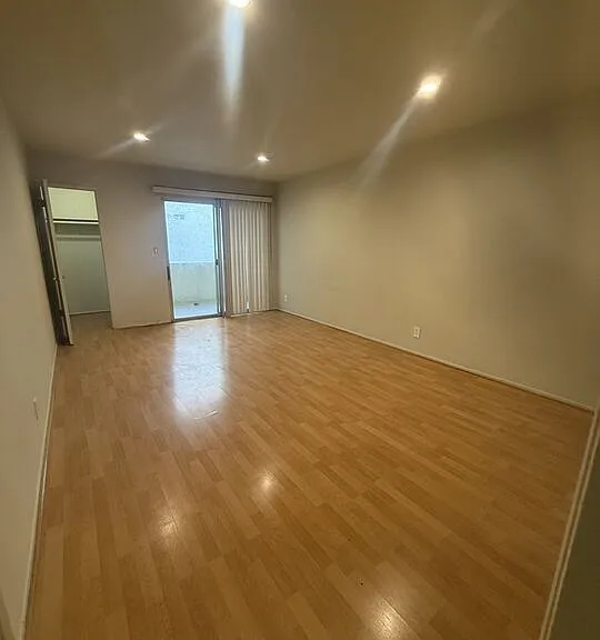 1166 Amherst Ave #6 — Photo 5