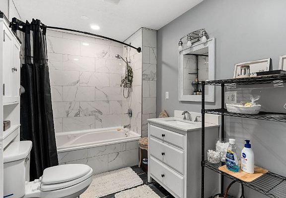 4th image of 265 Maple Dr
