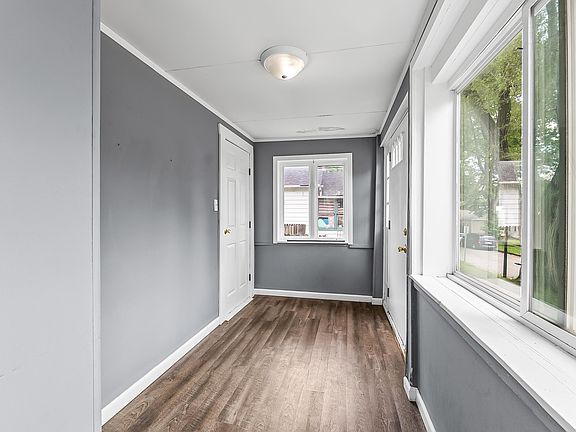 3rd image of 1828 Mary St