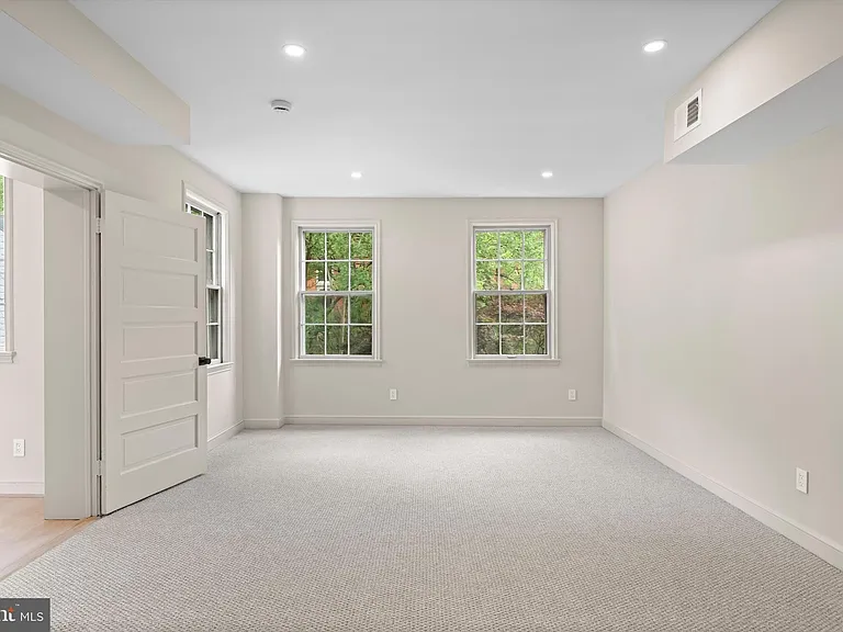 1525 35th St NW — Photo 16