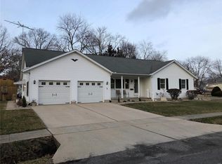 641 E Olive St, Staunton, IL 62088