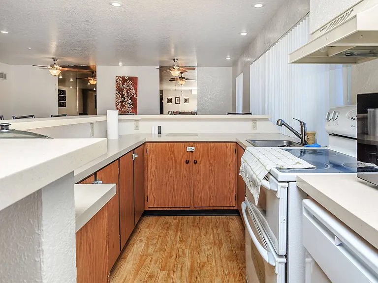 Carondelet Apartments — Photo 14