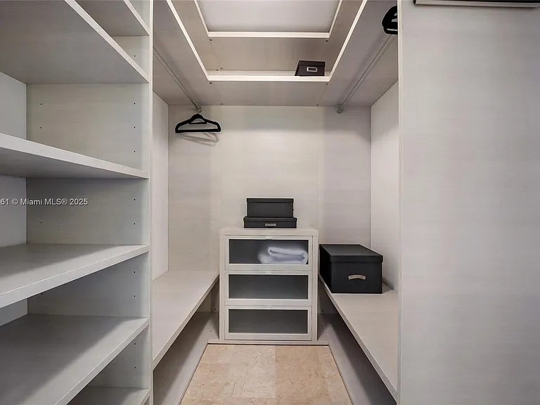 88 SW 7th St #1810 — Photo 8