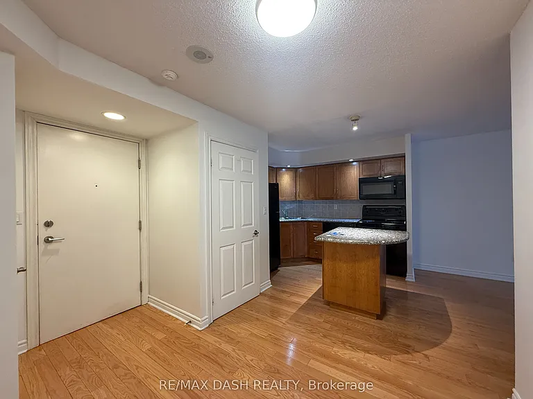270 Wellington St W #802 — Photo 10