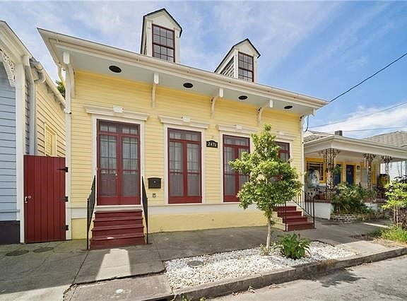 2nd image of 2476 Dauphine St