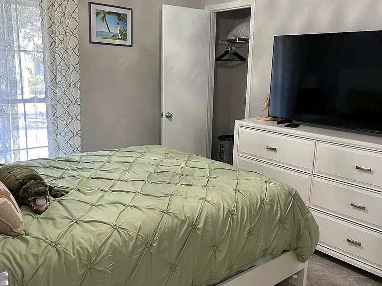 Golf Bedroom with Queen Bed (Sleeps 2)