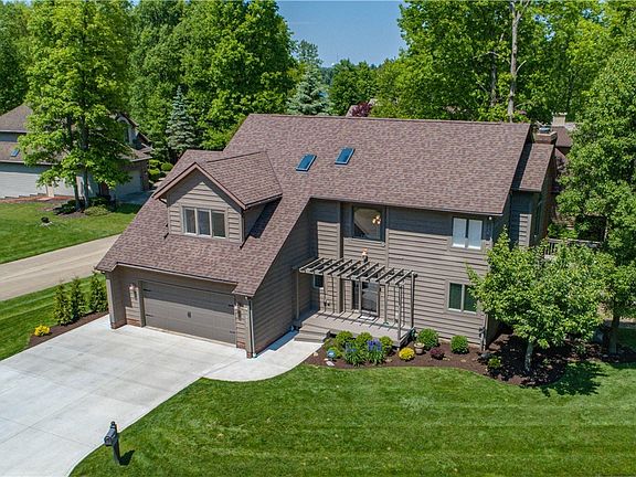 3rd image of 4953 Burgundy Bay Blvd E
