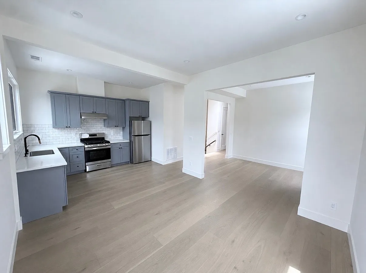 2 bed, 1.5 bath, 996 sqft, $5,200 — Photo 1
