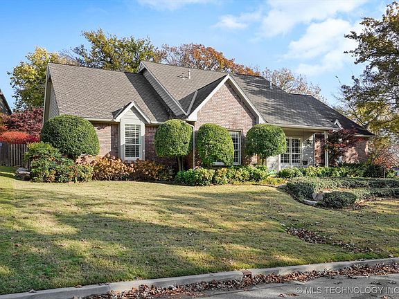 4th image of 8825 S Lakewood Ct