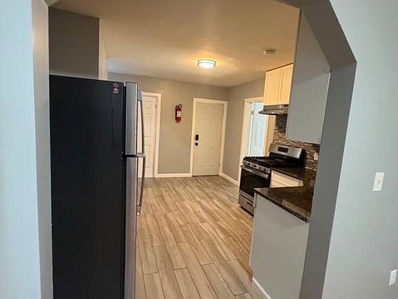 5th image of 25 Maple Ave #1