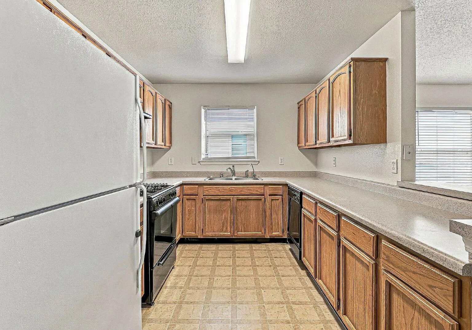3 bed, 2.0 bath, 1345 sqft, $1,495 — Photo 3