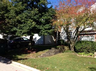 302 Ascot Ln, Streamwood, IL
