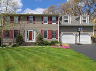 6 Oakledge Rd, Cumberland, RI 02864