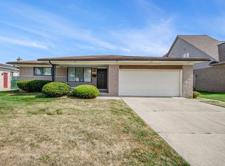 30600 Manor Dr, Madison Heights, MI 48071