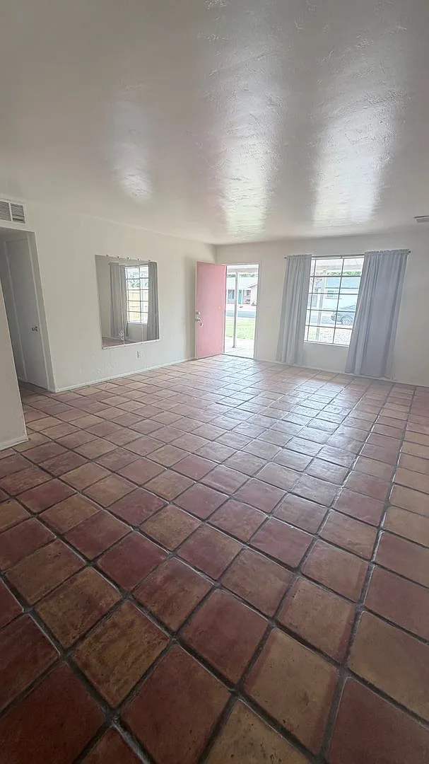 **Spacious 4 Bedroom Home in the Heart of Tempe — Photo 2