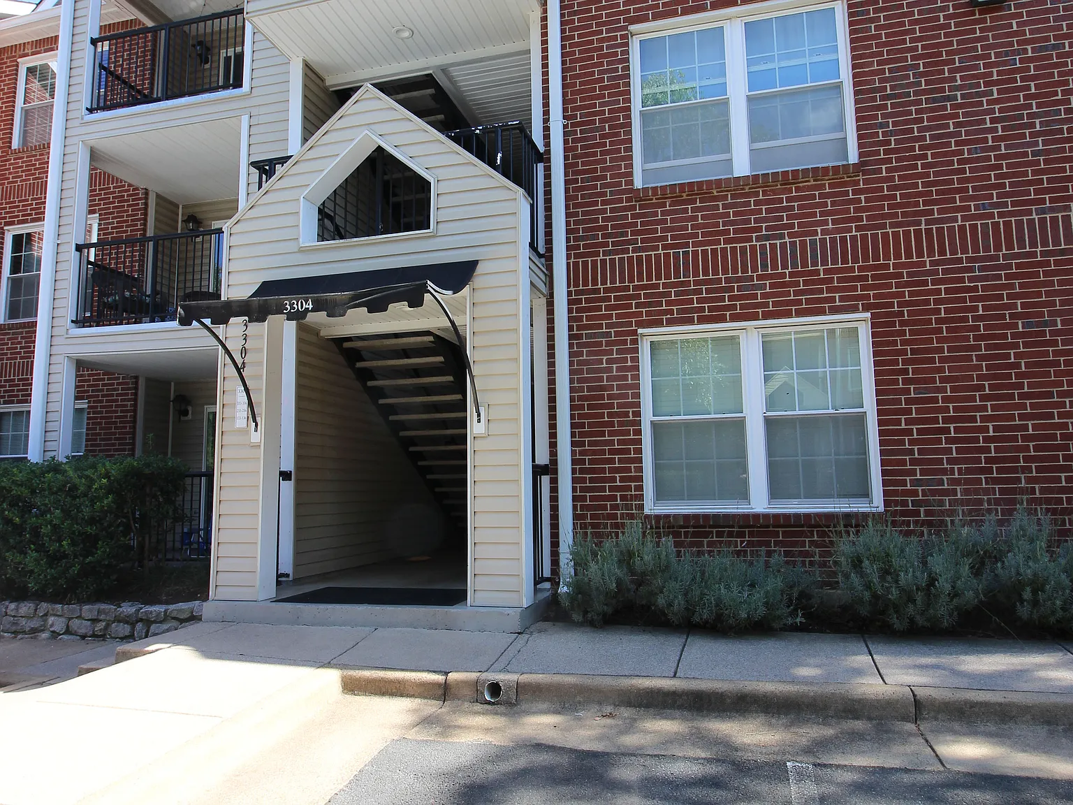 2 bed, 940 sqft, $2,395 — Photo 1