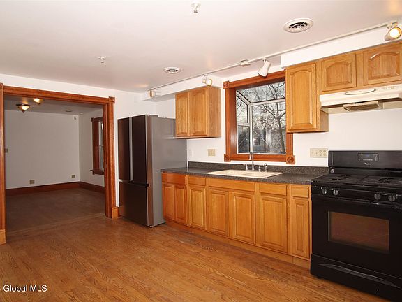 5th image of 27 Champlain Ave #2