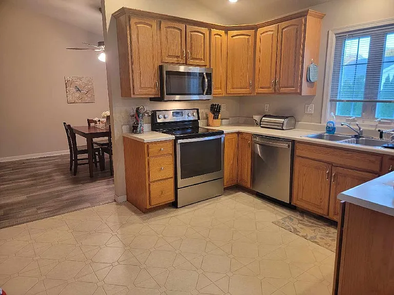 208 Wilsey Ln — Photo 4