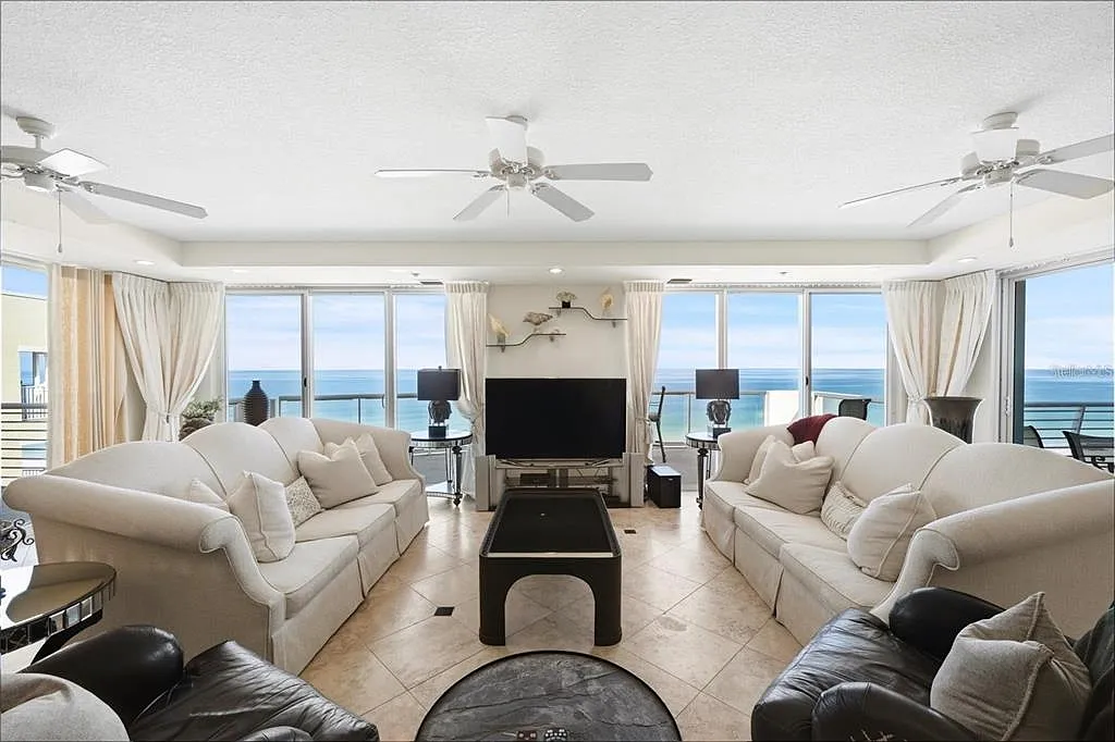 4 bed, 4.5 bath, 4656 sqft, $12,000 — Photo 3