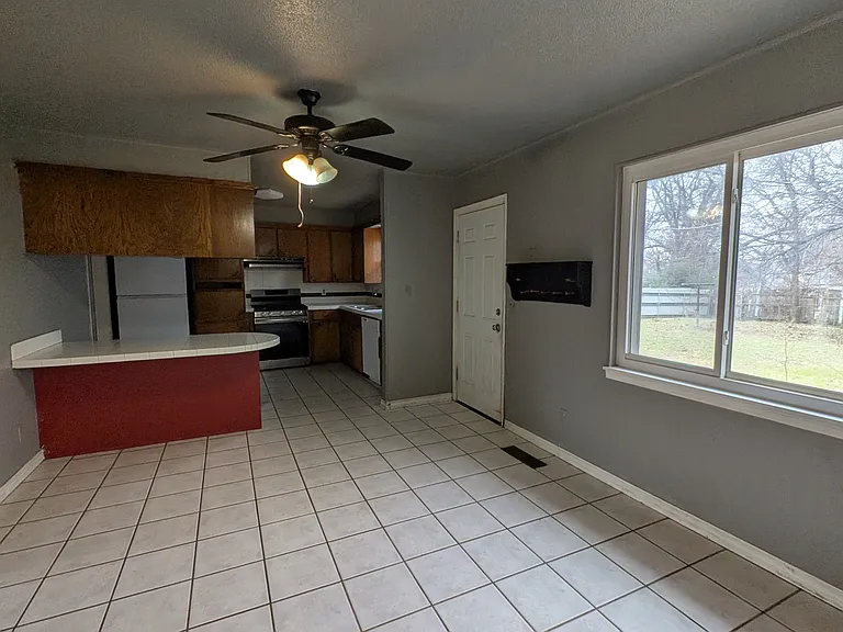 126 N Draper Ave — Photo 5