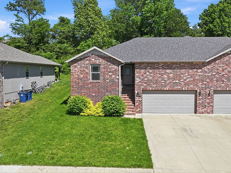 1420 S Treetop Ct — Photo 2