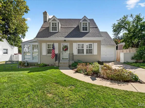 9 Stratford Ln, Saint Louis, MO 63144