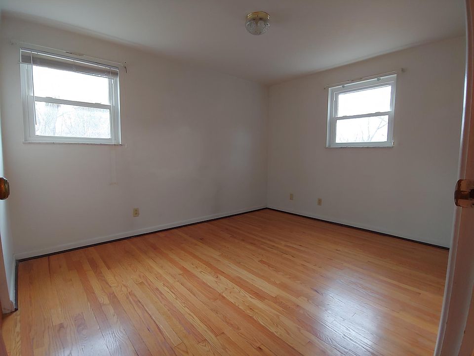 2nd image of 15 Robson Ave APT 1