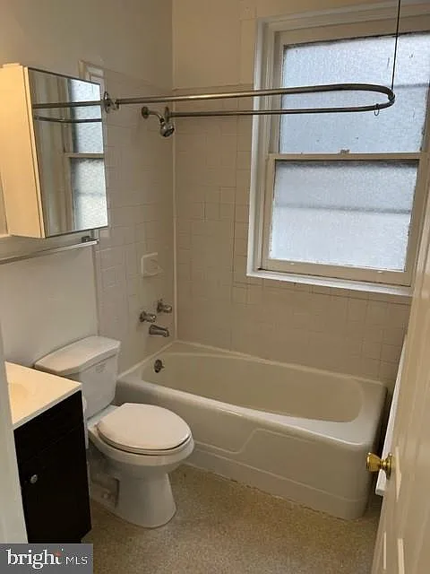 2 bed, 1.0 bath, $3,900 — Photo 3