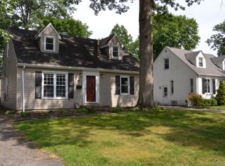 555 Oakmoor Ave, Bay Village, OH 44140