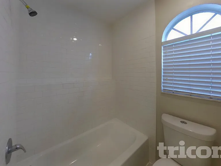 1627 Chatham Cir — Photo 9
