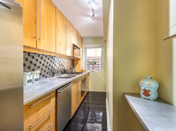 434 East 52nd Street 4B image 3 of 5