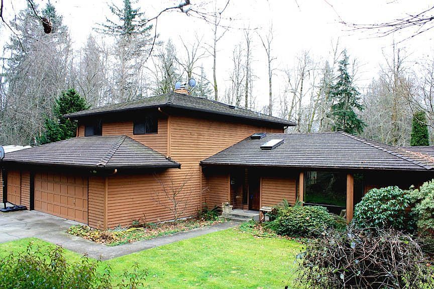 Private Oasis on 4.9 acres!