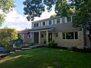 16 Hilltop Ln, East Norwich, NY 11732