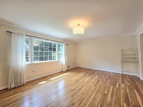 5th image of 111 Tamarisk Ct