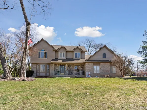 6330 Waldon Woods Dr, Clarkston, MI 48346