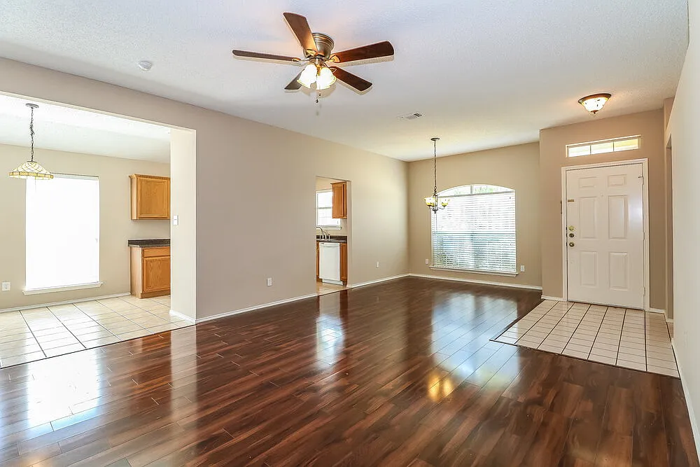 3 bed, 2.0 bath, 1728 sqft, $2,360 — Photo 4