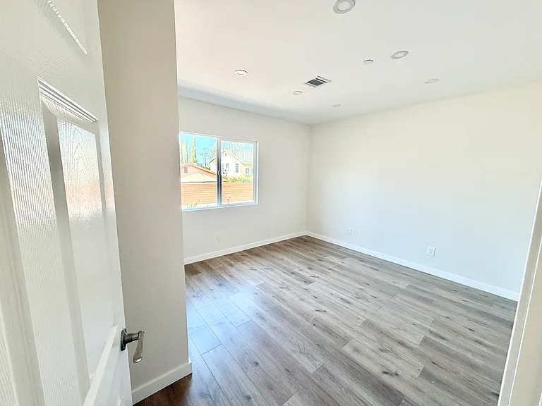 10639 Whitegate Ave — Photo 14