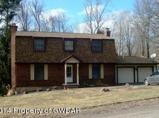 18 Fox Hollow Dr, Dallas, PA 18612