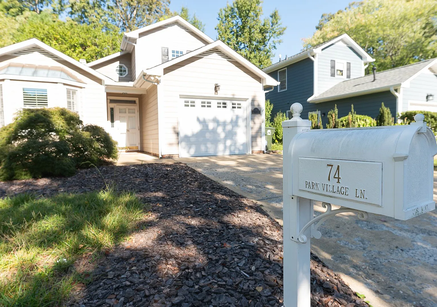 3 Bedroom Irving Park Village Home with Pond Views, Garage & Community Pool — Photo 2