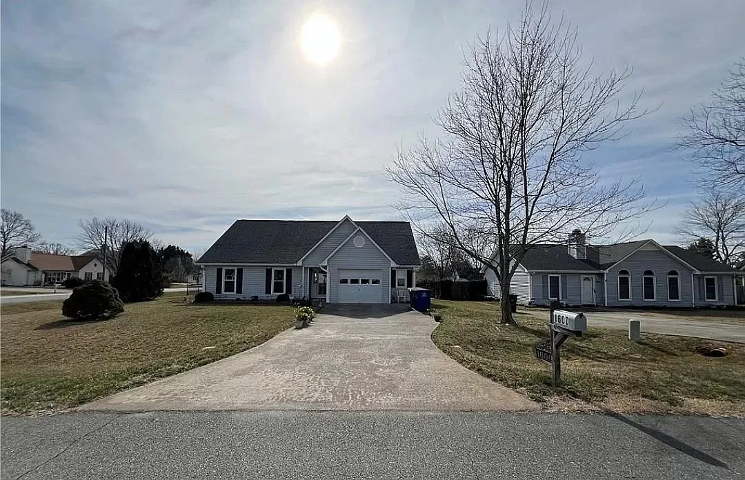 3 bed, $1,894 — Photo 4